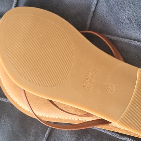 Amazon Essentials Sandals - Picture 2 of 2